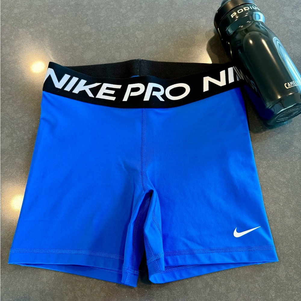 Nike Pro 5” Shorts - Women’s Small